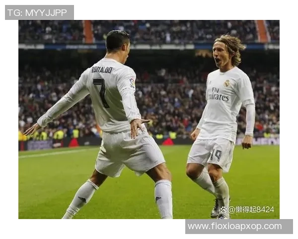 实拍足球明星日常走路瞬间展现真实生活状态与独特魅力